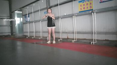 十一月最新流出大神潜入水上乐园更衣淋浴室移动偷拍几个身材不错的年轻靓妹洗澡逼毛性感